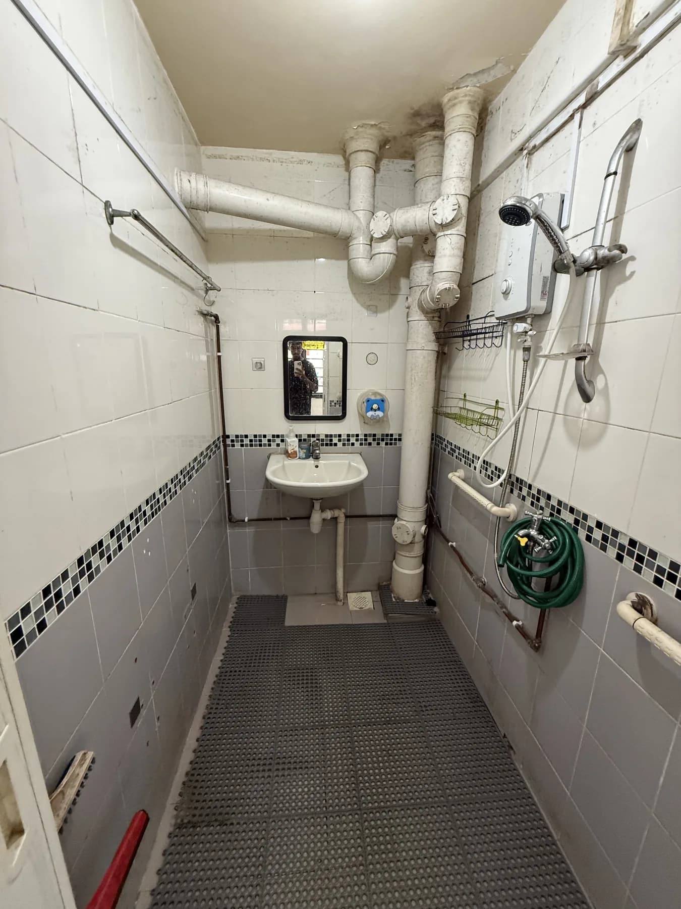 Original bathroom before renovation at the Teban Gardens HDB