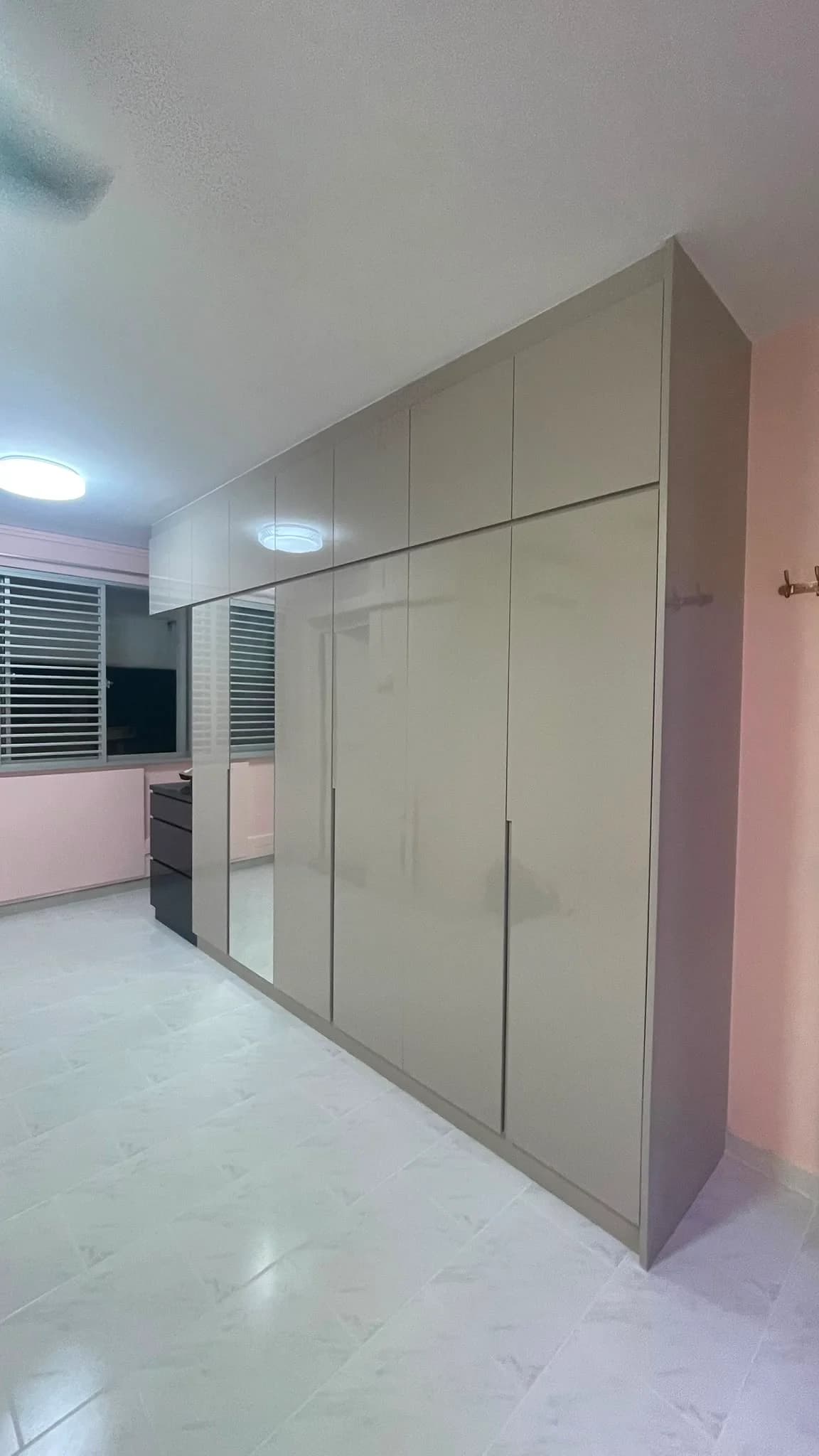 Full-height master-bedroom wardrobe with mirrored panels